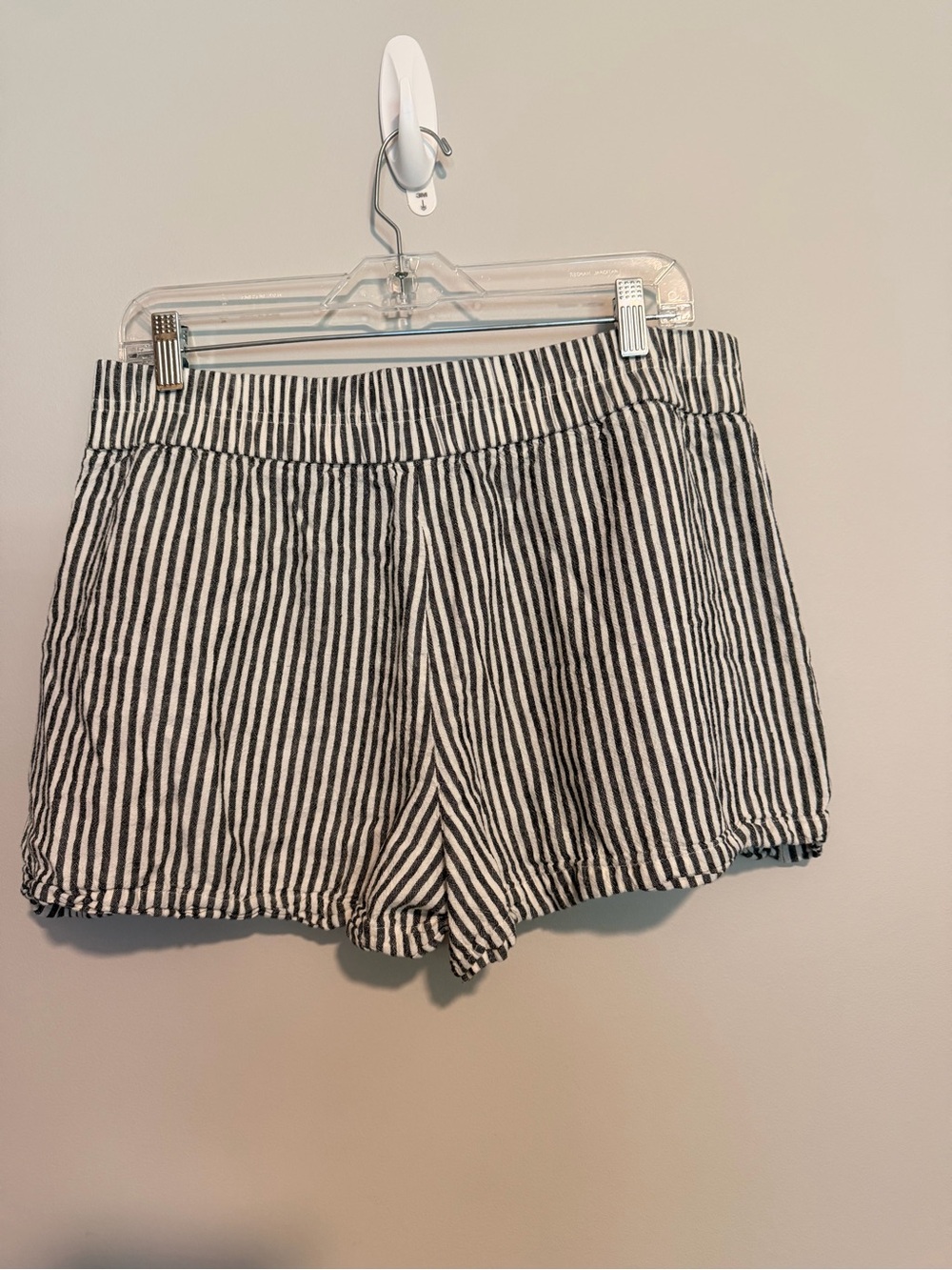 A New Day Gray & White Striped Elastic Women's Shorts Size Large